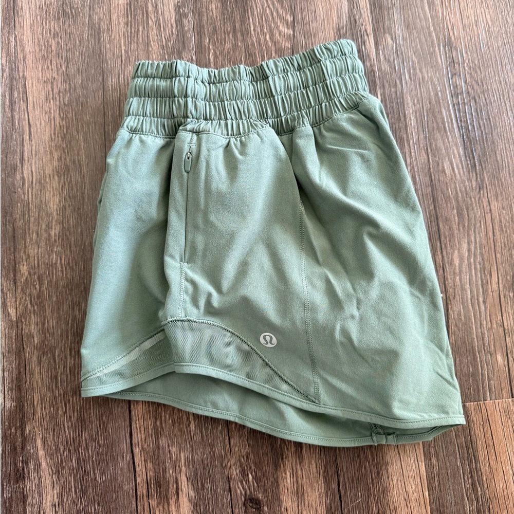 Lululemon hotty hot high rise 2.5” shorts